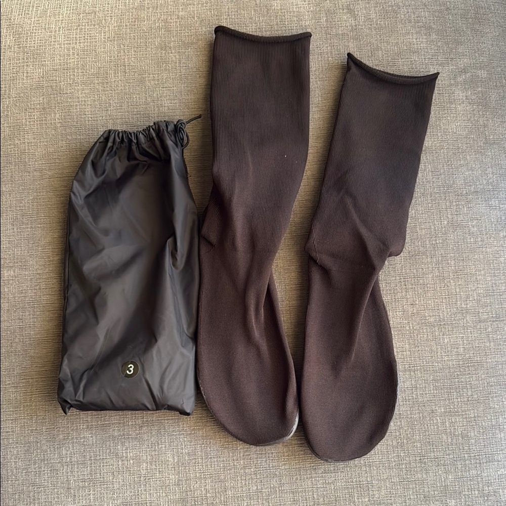 Yeezy Black pods size 3